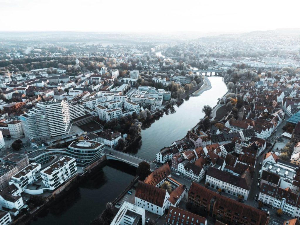 Luftaufnahme von Stadtgebäuden tagsüber